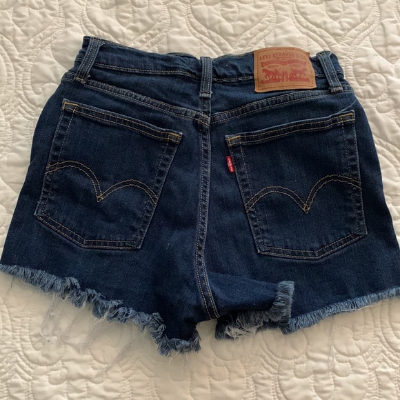 Levi’s High Rise Shorts - Picture 2 of 3